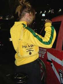 Moletom Gola Alta Oversized com Estampa Gráfica Colorblock, Inspirado no Streetwear, Outono/Inverno