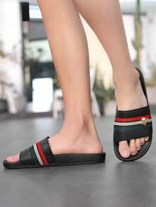 Ciabatte estive da uomo taglie forti, misure 36-48, scarpe casual comode per esterni, leggere e antiscivolo, pantofole resistenti e traspiranti, adatte per uso esterno e quotidiano (motivo asimmetrico). Le suole di queste ciabatte sono in materiale EVA. Non esporre a luce solare diretta per lungo tempo, altrimenti le scarpe si restringeranno. Vestibilità ampia - nero - Visualizzare 5