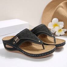 2026 New Style Women's Wedge Heel Flip-Flops - Breathable Hollow-Out Toe & Clip Design, Lightweight Synthetic Cover Sandals With Cushioned EVA Insole & Non-Slip PVC Sole, Slip-On All-Season Casual Shoes, Comfortable Footwear, Crisscross Strap Design, Durable Traction Footwear - Đen sâu - Xem 6