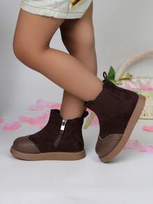 1 par de botas premium para bebé, hechas de cuero y gamuza de alta calidad, suaves, encaje delicado y combinación de colores retro, estilo único y versátil, diseño con cremallera lateral para facilitar el calzado y descalzado, suela suave y elástica que proporciona un apoyo cómodo para los pasos del bebé