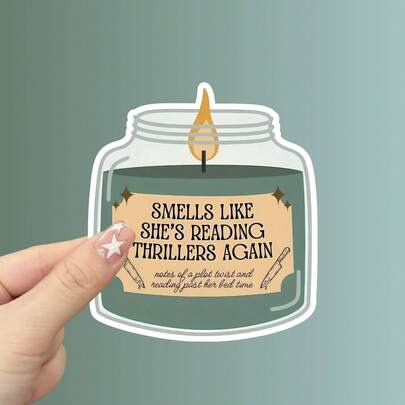 ملصق فينيل لأغلفة كندل، عربات الكتب، دفاتر القراءة، ومقاهي القهوة - "تشم رائحة أنها تقرأ الروايات البوليسية مرة أخرى" - مثالي للمولعين بالقراءة، محبي الروايات البوليسية، والملكات الغامضات اللاتي ينغمسن في الحبكات المثيرة، لاكسسوار غلاف كندل | تصميم مرح | ملصق فينيل