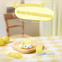 Sanrio 家族甜蜜水果系列可爱颗粒盲袋挂饰 - 可爱又装饰性的玩具，My Melody、Hello Kitty 和 Kuromi 搭配水果装；让你的夏天充满清新的水果香味～（赠品：1 片 3M 胶带用于汽车装饰） - 彩色 - 查看 7