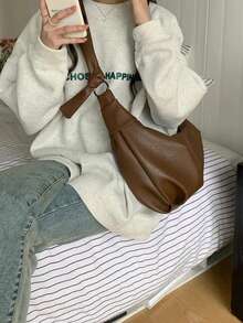 حقيبة جلدية ناعمة ذات سعة كبيرة بطيات هلالية بطراز رجعي، تتميز بأسلوب مريح وعادي وشامل، مثالية للتنقل كحقيبة كتف أو حقيبة متقاطعة الجسم.