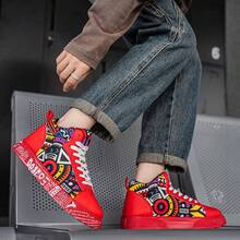 Zapatos casuales de skateboard de caña alta para hombres, rojos con estampado geométrico aleatorio, cómodos y versátiles con puntera redonda y cordones, para deportes al aire libre y senderismo, regalo de Navidad