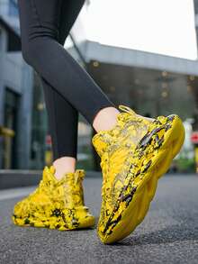 أحذية رياضية كاجوال بطبعات غرافيتي يمكن ارتداؤها من الجنسين، أحذية رياضية متعددة الاستخدامات، أحذية كرة السلة بنعل سميك مقاس كبير مع نمط غرافيتي عشوائي جديد