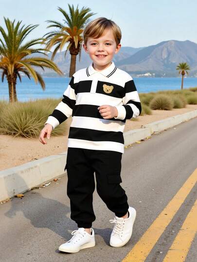 2 件幼儿男童条纹熊印花 Polo 衫和工装裤套装，休闲户外服装，大口袋，舒适时尚，适合春秋季