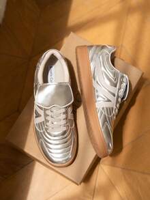 Rosella Carlie 女士时尚复古休闲金属银色皮革运动鞋，情人节必备，舒适可爱Y2K冬季平底步行鞋，防滑系带低帮，女士运动健身户外旅行度假商务休闲工作办公室礼服婚礼哺乳训练运动鞋网球鞋，2026春夏新款女鞋 - 銀色 - 查看 1