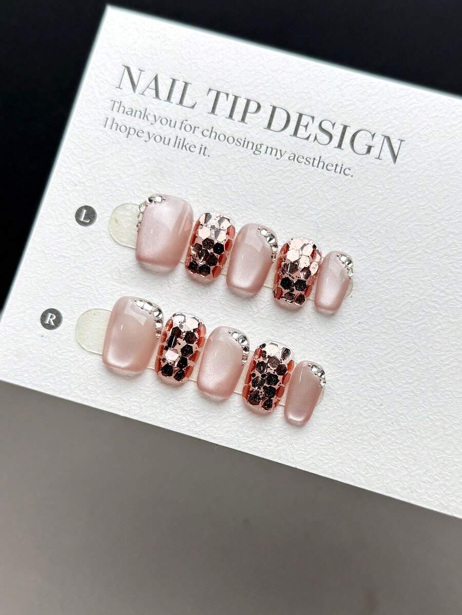 10片手工制作的短梯形美甲贴片，透明粉色底，饰有闪粉、水钻和亮片，简约奢华风格，适合日常佩戴，包含一套美甲贴片。 - 彩色 - 查看 1