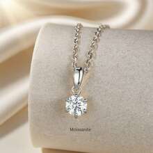1件925銀0.5ct 6爪圓形透明無色莫桑鑽石項鍊，適合婚禮新娘。 - 銀色 - 查看 11