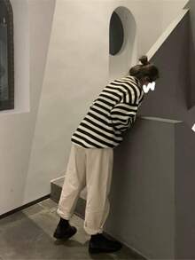 EAVA 女款休閒街頭風小眾時尚高領條紋寬鬆針織套頭毛衣 秋季 - 黑與白 - 查看 3
