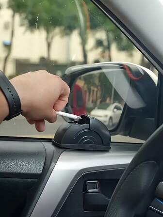 便携式车载烟灰缸，带安全可开启盖，防风防烟，小巧设计，可放置于杯架或车窗使用，易于清洁，减少异味，防漏烟灰储存，适合公路旅行、日常通勤、家庭出行和户外露营。优雅简约的礼盒包装，实用车载配件，通用型，适用于轿车、卡车、SUV、房车等。是圣诞节、万圣节、感恩节、开学季和季节性公路旅行的理想节日礼物。