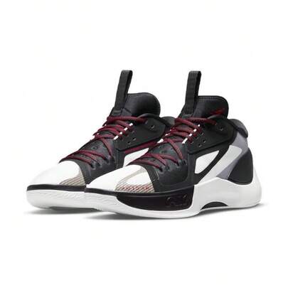 Nike  Zoom Freak 5 EP 篮球鞋，黑/白配色，缓震、支撑性好、踝部友好，适合训练和比赛