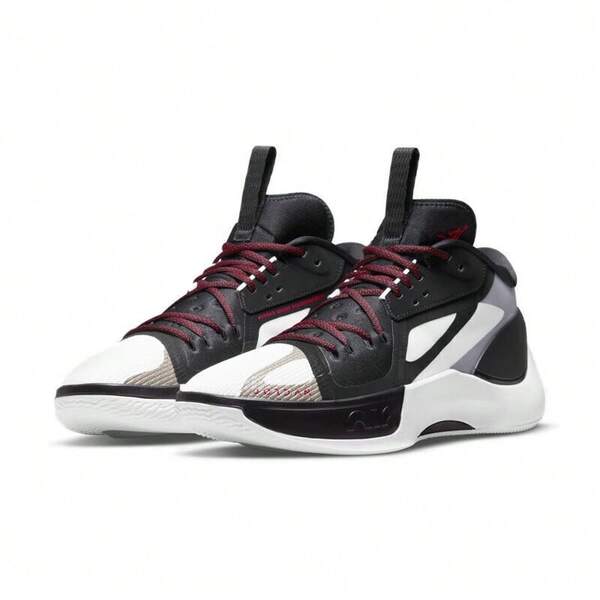  Nike Giannis Antetokounmpo Zoom Freak 5 EP 篮球鞋，黑/白配色，缓震、支撑性好、踝部友好，适合训练和比赛