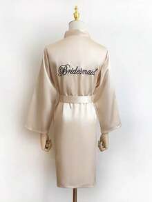 1 pièce Robe à lettre initiale de mariée et demoiselle d'honneur, tenue de préparation pour la fête nuptiale, accessoires pour cérémonie et réception de mariage. Pyjama de printemps/été pour demoiselle d'honneur, robe de mariée, meilleure amie. Peignoir de mariée brodé. Fournitures de mariage. Accessoires de fête de mariage en plein air. + 1 paire de pantoufles