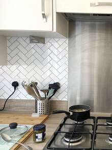 4/10/20 人字形图案自粘瓷砖，适用于厨房、浴室和洗衣房，有白色和灰色防水可移除乙烯基贴花可供选择 - 彩色 - 查看 5