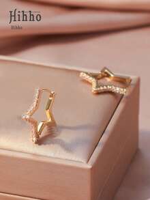 Hihho 2 件闪亮透明白色方晶锆石嵌入式光滑五角星方晶锆石环状耳环，适合女士日常佩戴，节日派对礼物 - 金色 - 查看 2