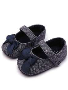 1 双女童面料可爱蝴蝶结设计平底休闲布鞋，适合春秋季