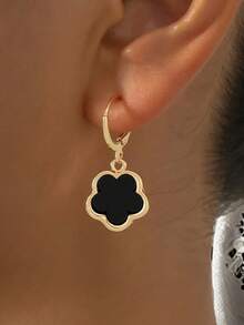 1 Cặp bông tai mặt dây chuyền hình cỏ bốn lá và cỏ năm lá bằng kim loại màu đen thời trang và đa năng dành cho nữ, thích hợp để đeo hàng ngày, hẹn hò, đi nghỉ, đám cưới, ngày lễ, trang phục thường ngày và những dịp đặc biệt [Móc khuyên tai và phụ kiện bao gồm 1 vòng khuyên tai để cố định, móc ngẫu nhiên] - màu đen - Xem 2