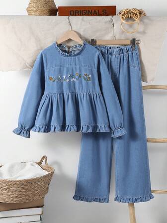 2 件套女童休闲舒适服装，荷叶边袖花卉印花牛仔长袖 T 恤和中蓝色牛仔裤套装，秋冬新品