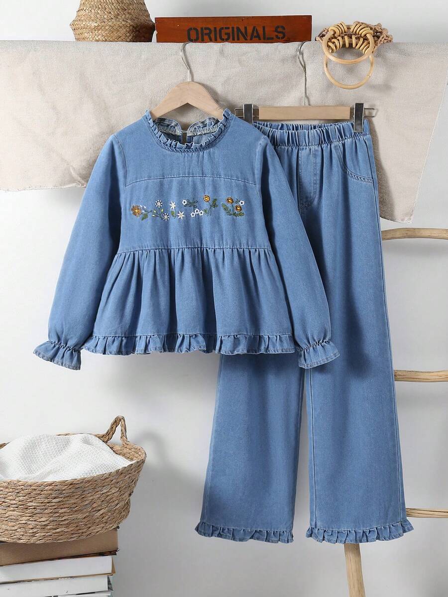 2件組女童時尚短款娃娃風喇叭袖花卉刺繡牛仔長袖上衣與荷葉邊飾中藍色牛仔長褲套裝,秋季薄款短上衣 - 中等水洗藍 - 查看 1