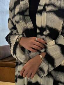 一件黑白褶皱阿巴雅长袍，弹力时尚，经典百搭，适合穆斯林女性日常祈祷穿着。 - 彩色 - 查看 3