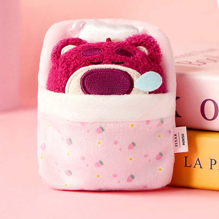 Miniso 皮克斯抱抱熊洛索甜蜜夢鄉雙鏈娃娃掛飾。洛索在粉紅色「床」上安然入睡,雙鏈設計方便懸掛,可用作室內裝飾和包包配件(1個)。 - 彩色 - 查看 1