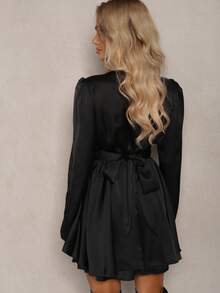 Vestido mini de satén con escote profundo y lazo en la espalda - Negro - Ver 3