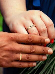 1 件个性化不锈钢 18K 金情侣戒指，简约定制名字设计，适合情侣、情人节、周年纪念日、感恩节、圣诞节 - 金色 - 查看 2