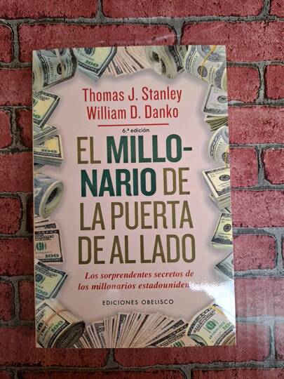 Libro El millonario de la puerta de al lado Thomas J Stanley William D Danko negocios finanzas y economía edición en español aprendizaje sobre inversiones gestión financiera bestseller clásico para consejos de riqueza y éxito personal herramienta educativa