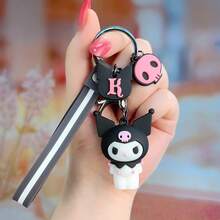 Sanrio Set de 3 llaveros 3D de personajes de Sanrio: Hello Kitty, My Melody, Pompompurin, Cinnamoroll, Kuromi. Colgantes de PVC de dibujos animados, accesorios ideales para bolsos, regalos para novias, mejores amigas, vuelta al cole, Navidad. Incluye portaidentificaciones, accesorios para el coche.