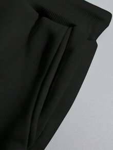 Ciepły, gruby zestaw odzieży sportowej z nadrukowanym logo marki, zawierający bluzę z kapturem i ściągaczem oraz spodnie dresowe ze ściągaczem, odpowiedni do uprawiania sportu rekreacyjnego, aktywności na ulicy, fitnessu, biegania na świeżym powietrzu i codziennego noszenia w domu, odpowiedni dla mężczyzn, można go również nosić jako strój dla par - Czarne - Zobacz 9