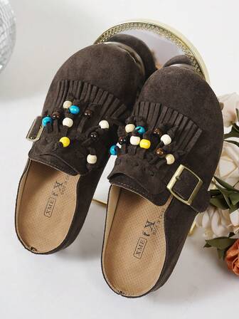 女士新款厚底鞋，牛津鞋款式，厚底高跟，休闲套脚鞋，流苏串珠装饰，舒适百搭，适合户外旅行、休闲场合及室内穿着。