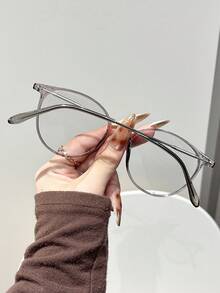 一副经典圆形变色眼镜，适合女性夏季日常佩戴和驾驶。