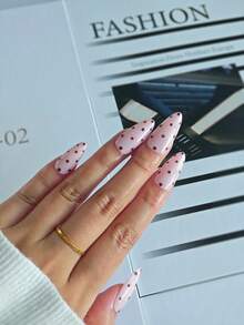 10片手工杏仁形极简美甲贴纸，波点美甲风格。这款美甲贴纸融合了可爱甜美与一丝酷感，展现出优雅、奢华而简约的美感。美甲用品，按压式美甲贴纸。