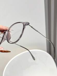 一副经典圆形变色眼镜，适合女性夏季日常佩戴和驾驶。