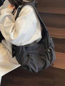 休闲简约轻便女士斜挎包，小巧褶皱设计，饰有蝴蝶结，容量充足，方便旅行、上学、上班通勤，也可作为女士单肩包使用。 - 黑色 - 查看 3