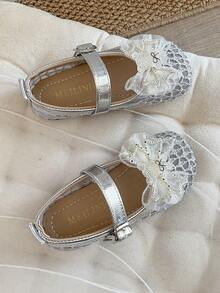 这款女童皮鞋采用银白色蕾丝鞋面，鞋头饰有白色亮片蝴蝶结，并配有银色魔术贴搭扣。设计甜美精致，可搭配公主裙及其他服饰，适合生日派对、儿童演出等各种场合。 - 銀色 - 查看 5