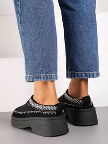 Stivali da neve con suola spessa decorati con cuciture