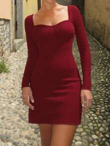 Abito aderente con scollo quadrato in jacquard strutturato da donna, autunnale