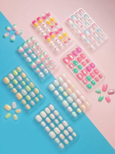 VV MEI JIA ER （168 件可爱儿童按压短指甲）7 盒独立盒装彩色卡通渐变儿童按压指甲 | 短指甲方形贴片指甲礼盒糖果色假指甲套装送给女孩的绝佳礼物