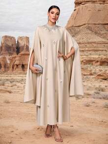 Đầm maxi nữ cổ đứng màu trơn, đính đá và ngọc trai giả cầu kỳ, cổ áo trang trí bằng ngọc trai giả, tay áo dài xẻ tà, kiểu dáng thanh lịch, phù hợp cho nhiều dịp và tiệc tùng, kỳ nghỉ xuân. - Màu be - Xem 4