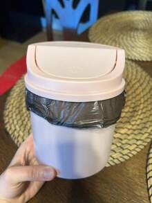 1 thùng rác mini có nắp, thùng rác để bàn nhỏ, giỏ đựng rác bằng nhựa, thiết kế nắp xoay giúp ngăn mùi hôi, dùng để đựng vỏ trái cây và giấy vụn giúp bàn làm việc gọn gàng, thích hợp cho phòng tắm, bàn làm việc tại nhà, bàn cà phê, văn phòng, phòng khách, phòng học, vật dụng cần thiết cho mùa tựu trường. - Nhiều màu - Xem 11