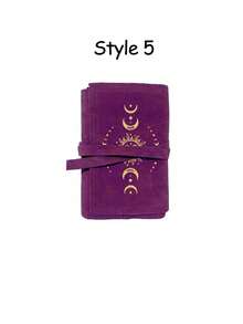 这款天鹅绒塔罗牌收纳袋，印有日月图案，采用蓝紫双色设计，抽绳封口，柔软的布料保护套，便携式卡包，适合存放塔罗牌和小物件。这款塔罗牌收纳袋可以保护卡片和物品，是馈赠亲朋好友的理想礼物，也适合生日、周年纪念日、圣诞节和复活节等场合。 - 彩色 - 查看 13