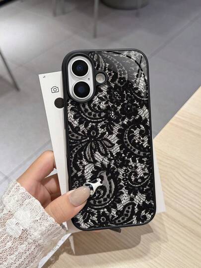 Com delicados padrões de renda, cada detalhe é realista, como se a textura da renda real fosse perfeitamente replicada na capa do celular. Os intrincados padrões florais criam um ar de mistério e elegância. Seja em ocasiões formais ou passeios diários, eles podem instantaneamente tornar seu Apple Phone o centro das atenções, exibindo seu gosto único e estilo elegante.