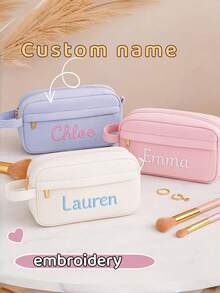 1 Peça Caixa de Lápis Personalizada de Volta às Aulas e Presente de Aniversário para Meninas, Caixa de Lápis Personalizada (Bordada Personalizada), Caixa de Lápis com Letra, e Bolsa de Lápis de Corduroy Personalizada (Suporte para Personalização de Nome), Bolsa de Lápis com Letra, Também com Bolsa de Higiene Prática, Bolsa de Armazenamento de Materiais Escolares. Toda a série se concentra em um senso de exclusividade, com personalização de nome/letra para mostrar a singularidade.