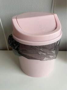 1 thùng rác mini có nắp, thùng rác để bàn nhỏ, giỏ đựng rác bằng nhựa, thiết kế nắp xoay giúp ngăn mùi hôi, dùng để đựng vỏ trái cây và giấy vụn giúp bàn làm việc gọn gàng, thích hợp cho phòng tắm, bàn làm việc tại nhà, bàn cà phê, văn phòng, phòng khách, phòng học, vật dụng cần thiết cho mùa tựu trường. - Nhiều màu - Xem 8