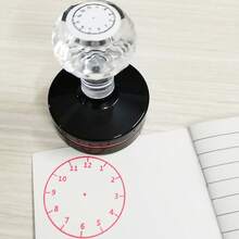 Con dấu đồng hồ tròn lớn, Con dấu thời gian, Đồ dùng giảng dạy, Đồ dùng văn phòng, Con dấu khen thưởng giáo viên, Con dấu bài tập về nhà, Con dấu thời gian, Hiệu quả và di động, Quản lý thời gian, Đồ dùng văn phòng và giáo dục, Chất liệu ABS, Công cụ khen thưởng lý tưởng - Thiết kế hiệu quả và di động, Dễ dàng điền - Một cỡ - Xem 2