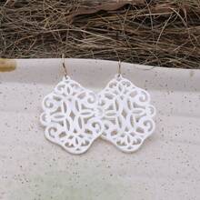 1 对波西米亚风丙烯酸树脂镂空复古图案耳环，适合女士日常佩戴