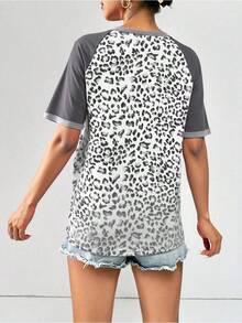 Blusa de dama con estampado animal print y mangas raglán tallas grandes - Gris - Ver 2