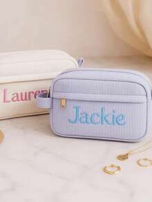 1 Peça Caixa de Lápis Personalizada de Volta às Aulas e Presente de Aniversário para Meninas, Caixa de Lápis Personalizada (Bordada Personalizada), Caixa de Lápis com Letra, e Bolsa de Lápis de Corduroy Personalizada (Suporte para Personalização de Nome), Bolsa de Lápis com Letra, Também com Bolsa de Higiene Prática, Bolsa de Armazenamento de Materiais Escolares. Toda a série se concentra em um senso de exclusividade, com personalização de nome/letra para mostrar a singularidade.